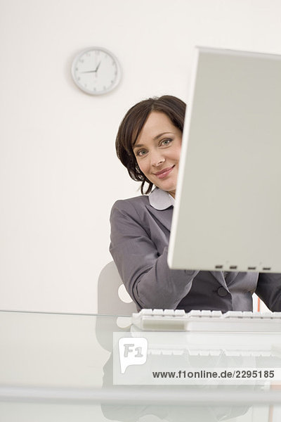 Geschäftsfrau am Computer  Porträt