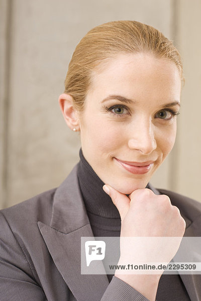 Geschäftsfrau mit Hand am Kinn  Portrait