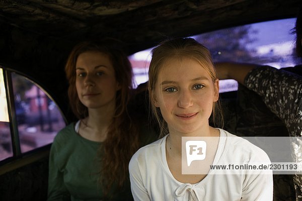 Skandinavischen Schwestern auf Rückseite des ein Auto Indien