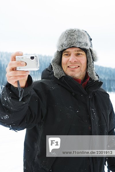 Ein lächelnd mann mit einer Kamera Jämtland  Schweden