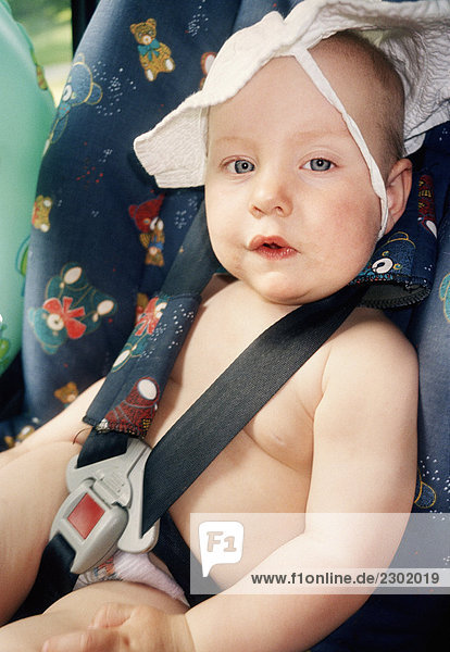 Ein Baby in ein Auto Sicherheitssitz Schweden