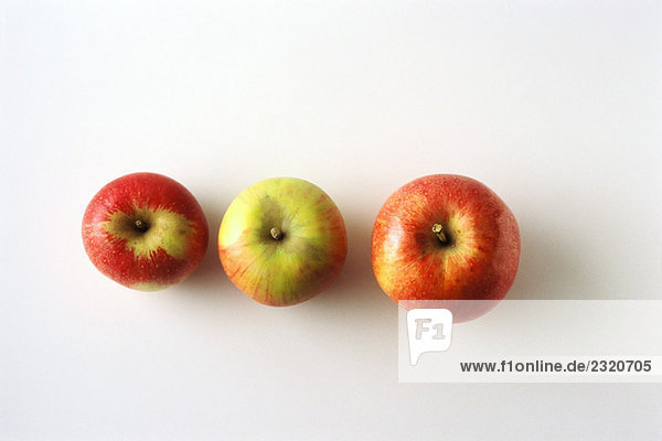Drei Äpfel in einer Reihe  Hochwinkelansicht