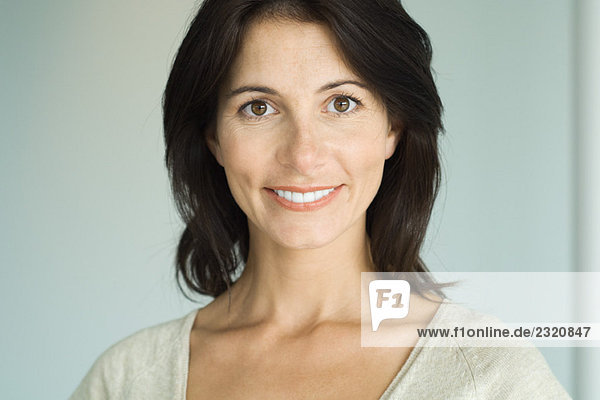 Brünette Frau  lächelnd auf Kamera  Kopf und Schultern  Portrait