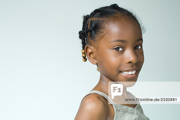 Kleines Mädchen  lächelnd auf Kamera  Kopf und Schultern  Portrait