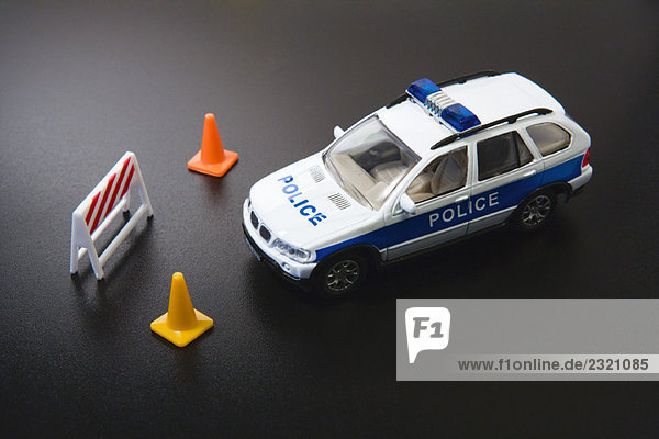 Spielzeug Polizeiauto und Verkehrskegel  Nahaufnahme