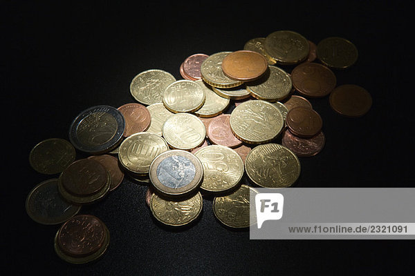 Verschiedene Euro-Münzen im Stapel  Nahaufnahme
