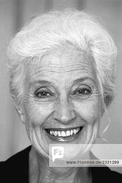 Frau lächelt vor der Kamera  Porträt