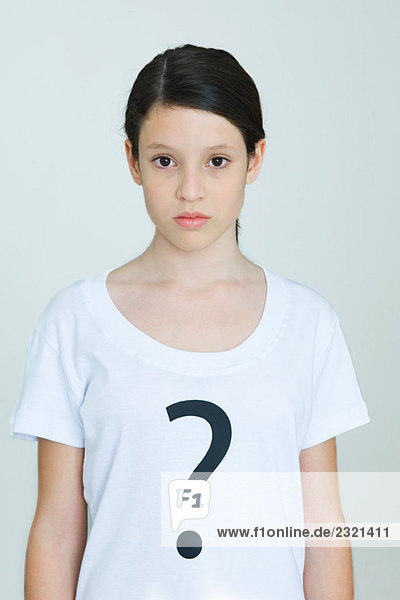 Mädchen im T-Shirt mit Fragezeichen bedruckt,  Blick auf Kamera