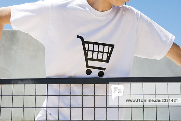 Teenager Junge im T-Shirt bedruckt mit Einkaufswagen  abgeschnittene Ansicht