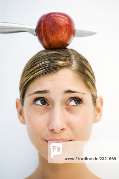Junge Frau Apfel und Messer auf dem Kopf  Nahaufnahme