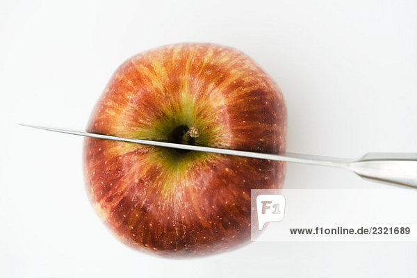 Messer schneidender Apfel in zwei Hälften  Hochwinkelansicht  Nahaufnahme
