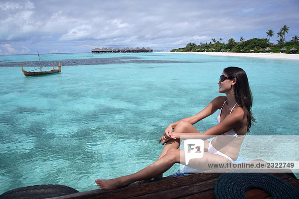 Frau genießen das Ocean View in den Malediven Resort
