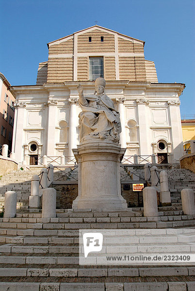 Italien  Marche  Ancona  Piazza Plebiscito  Papst Clemente XII Statue und San Domenico Kirche