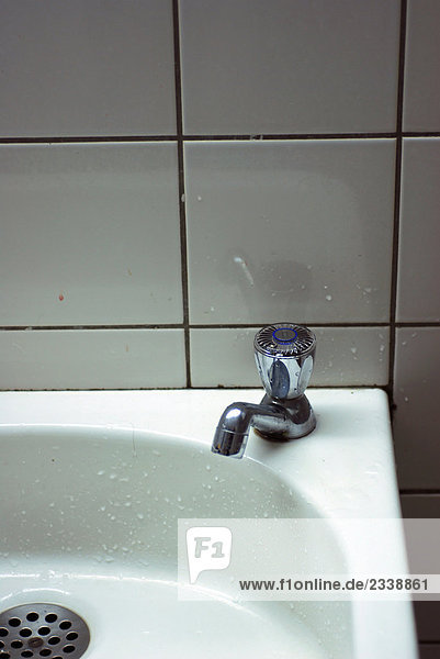 Waschbecken mit Wasserhahn