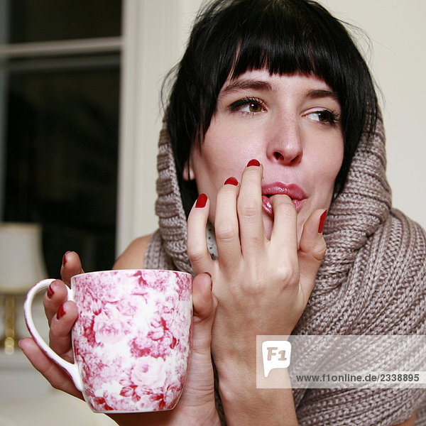 Frau trinkt eine Tasse Tee
