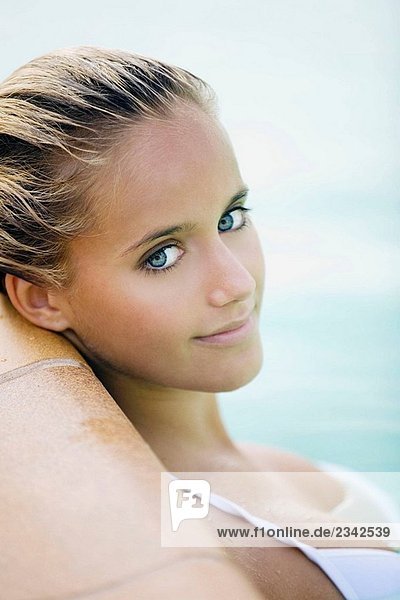 Junge Frau Blick in die Kamera in einem pool