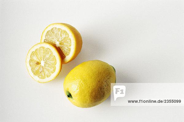 Ganze und geschnittene Zitronen  Nahaufnahme