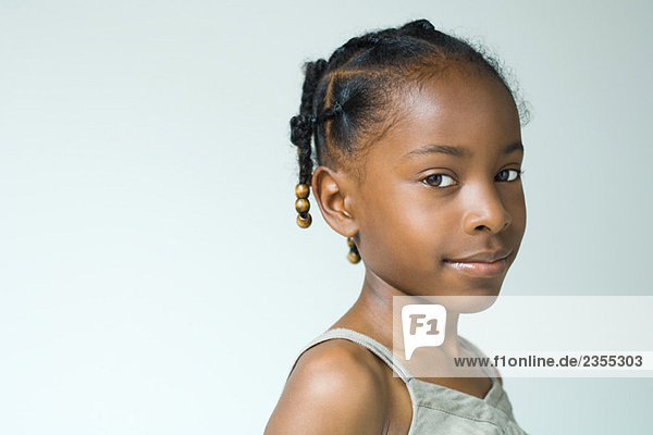 Kleines Mädchen  lächelnd auf Kamera  Kopf und Schultern  Portrait