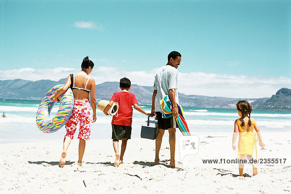 Familienwanderung am Strand  Rückansicht