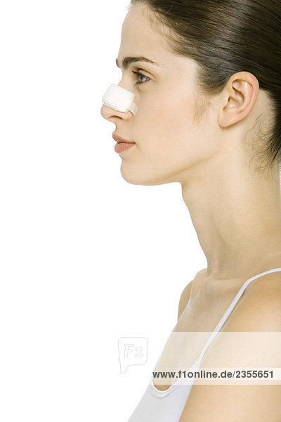 Junge Frau mit Nasenbinde  Profil