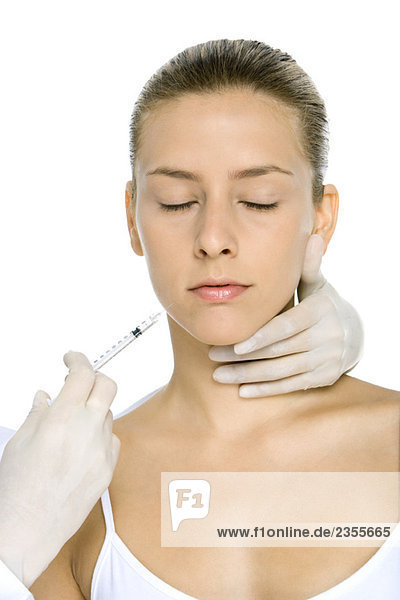 Frau erhält Botox-Injektion  Augen geschlossen