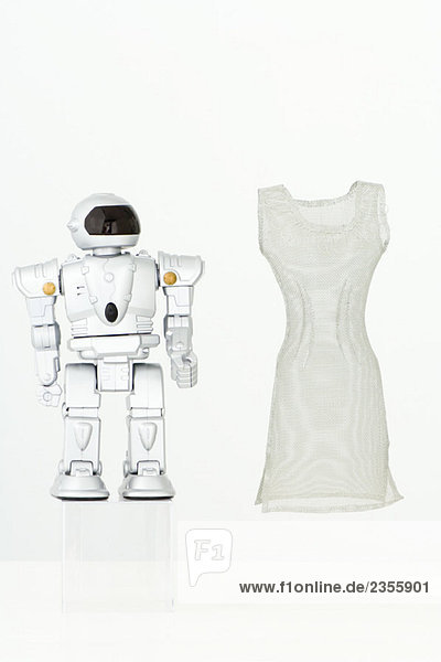 Roboter steht neben schwebendem Kleid