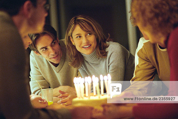 Junge erwachsene Freunde feiern Geburtstag