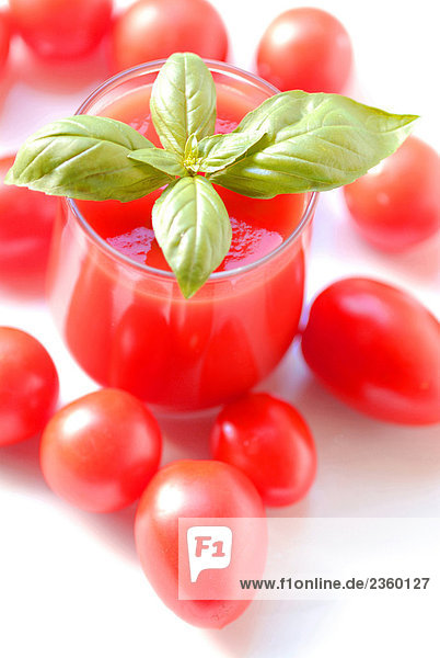 Tomatensaft  Basilikum und Cherry-Tomaten