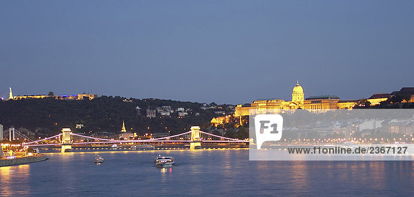 Europa  Ungarn  Budapest  die Kettenbrücke  royal palace