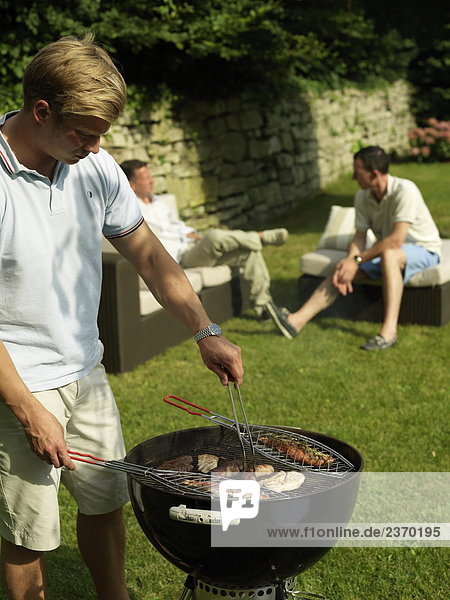 Gruppe von Männern mit barbecue