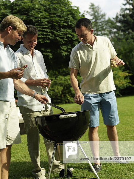 Gruppe von Männern mit barbecue