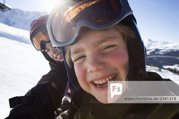 Kinder in Skihelmen und Skibrille