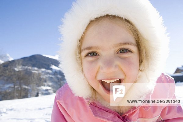 Porträt eines jungen Mädchens im Schnee