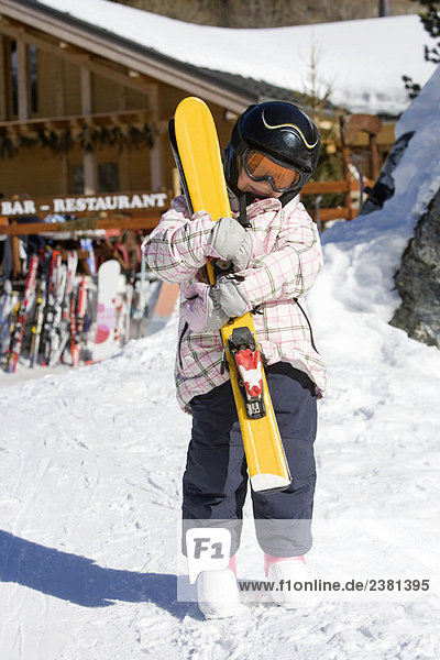 Mädchen mit Skiern