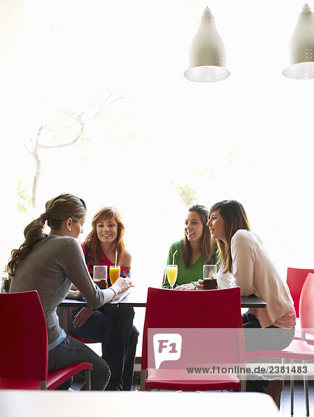 Gruppe weiblicher Teenager im Café