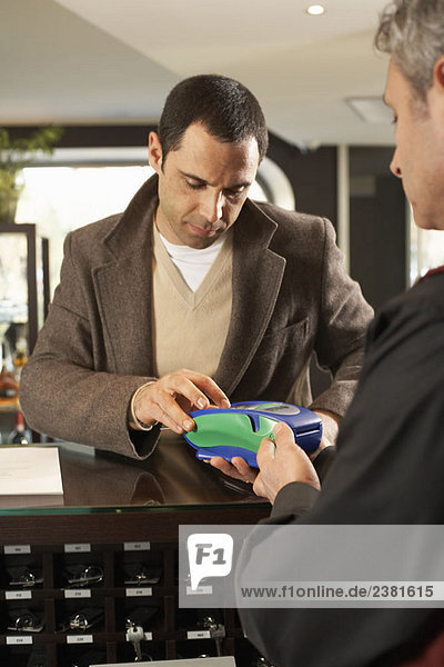 Hotelgäste zahlen mit Kreditkarte