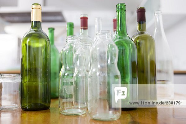 Stillleben mit leeren Flaschen