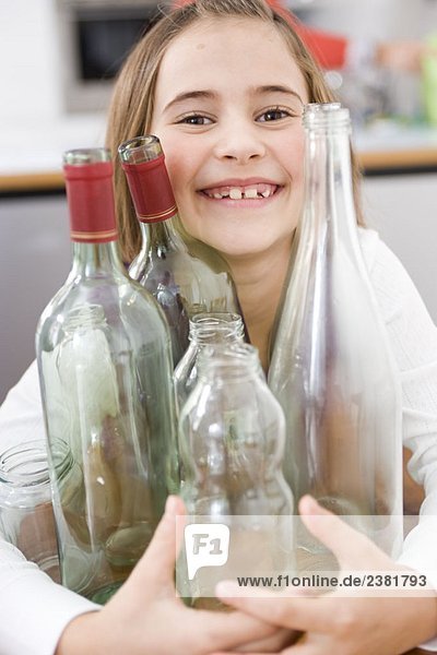 Mädchen-Recycling leere Flaschen