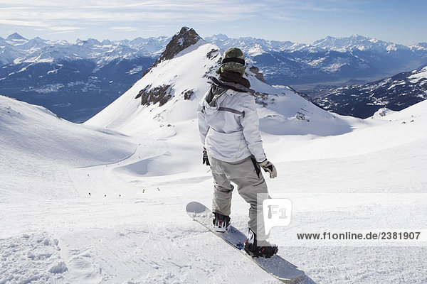 Snowboarder auf dem Berggipfel