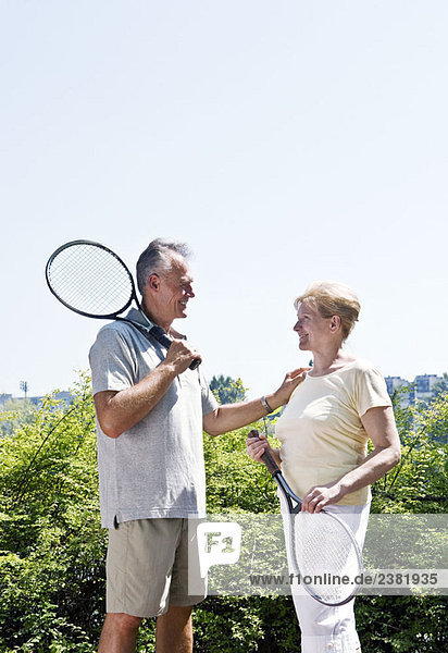 Paar mit Tennisschlägern