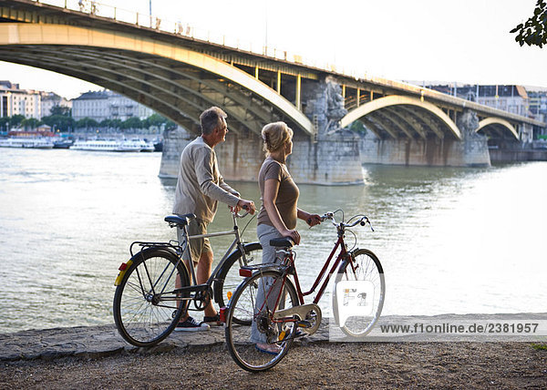 Flusspaar mit Fahrrädern