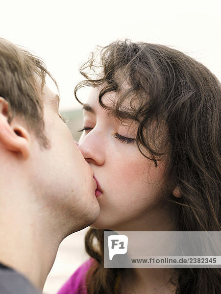 Nahaufnahme Porträt der Frau  die den Mann küsst