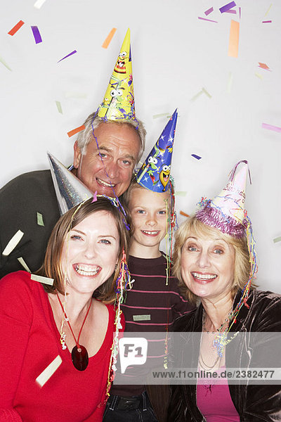3 Generationen Familie in Partyhüten