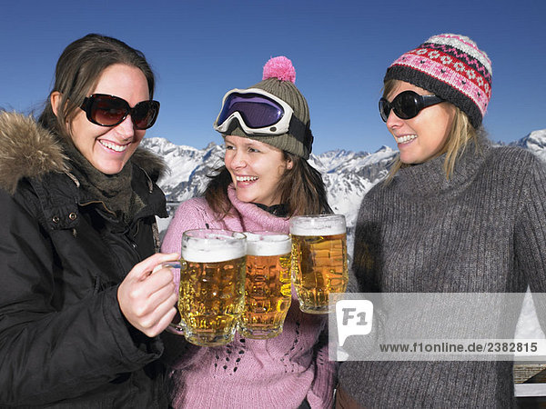 Junge Frauen beim Trinken in den Bergen