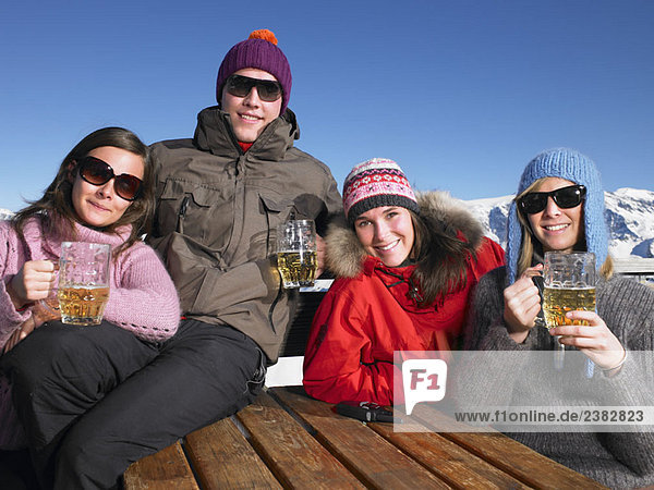 Gruppe von Freunden bei einem Drink auf der Terrasse