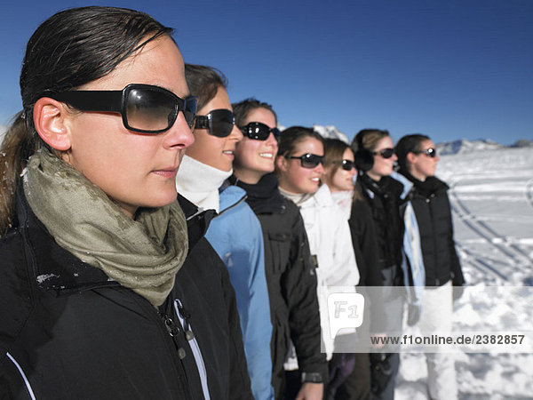 Junge Frauen mit Sonnenbrille in den Bergen