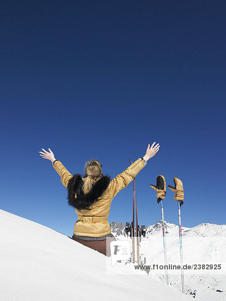 Junge Skiläuferin bewundert den Blick auf die Berge