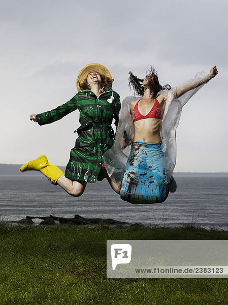 Zwei Frauen springen zusammen