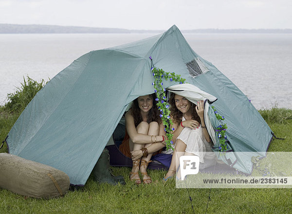 Zwei Frauen  die aus dem Zelt hinausschauen