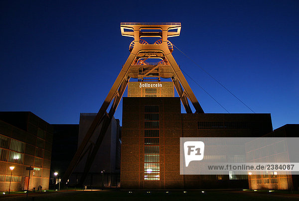 Industriedenkmal beleuchtet in der Dämmerung  Zollverein Coal Mine Industriekomplex  Essen  Nordrhein-Westfalen  Deutschland